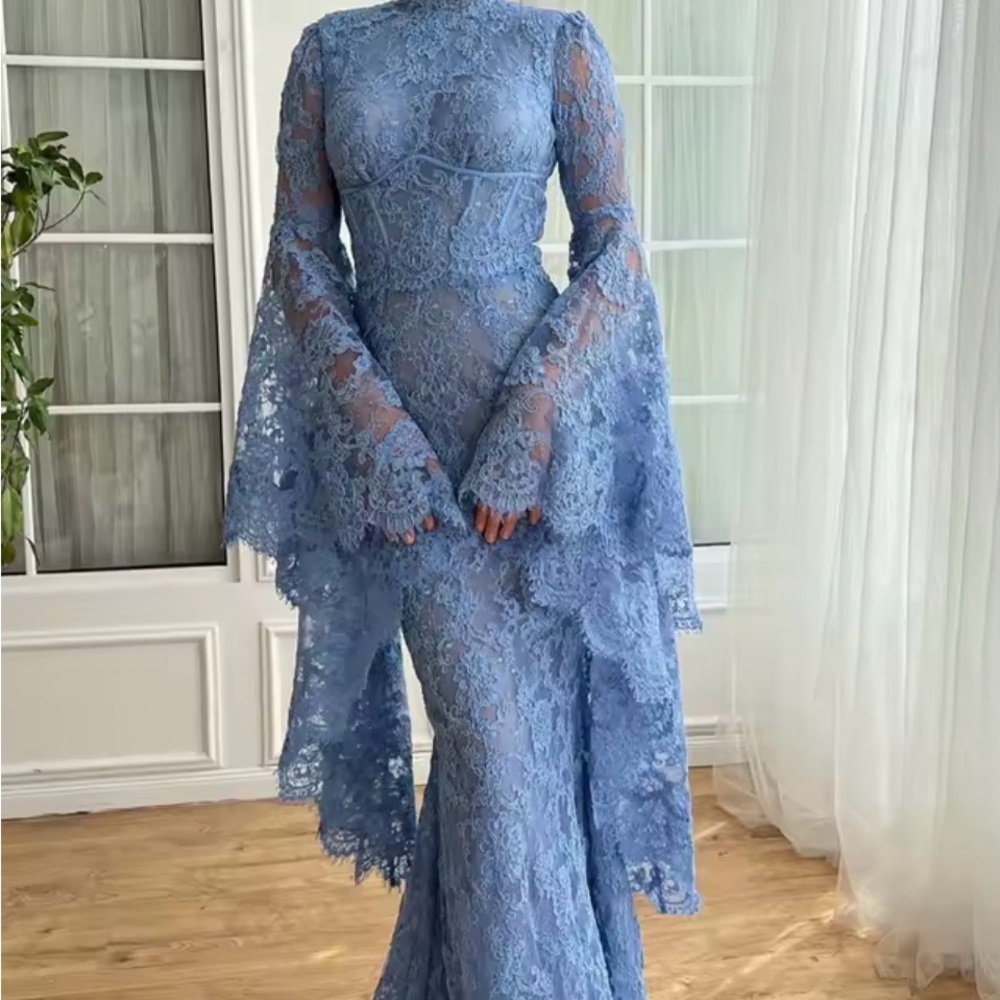 Elegant Lace Evening Dress in Light Blue